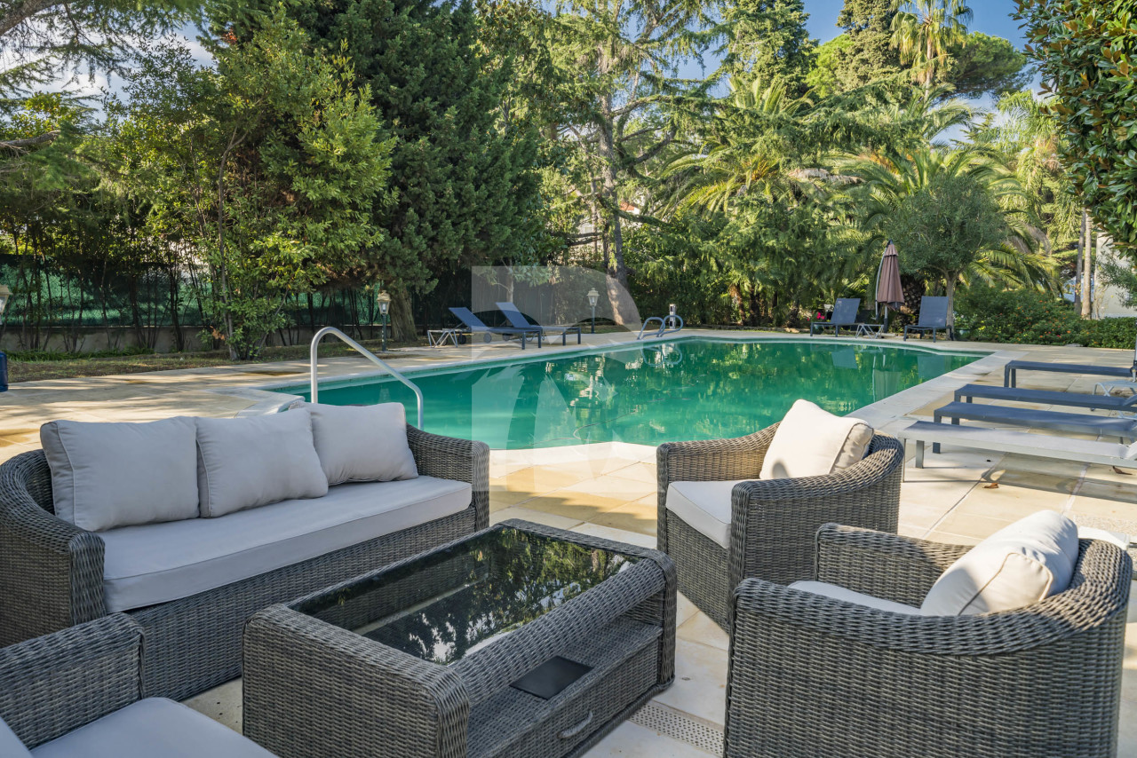 villa in Cap d'Antibes : Rent 10 bedroom sea front villa on the Cap d'Antibes with huge gardens, pool and tennis court just off the beach with sea views - Photo 11