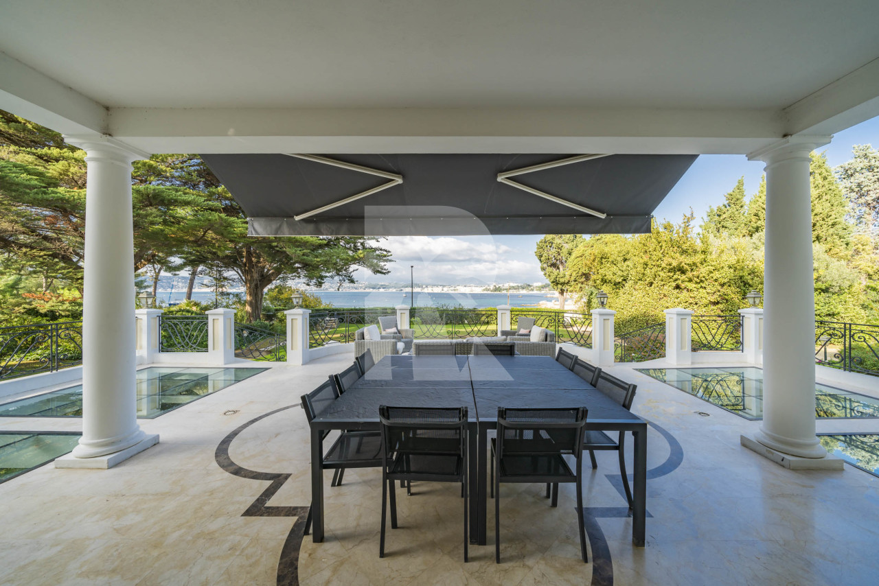 villa in Cap d'Antibes : Rent 10 bedroom sea front villa on the Cap d'Antibes with huge gardens, pool and tennis court just off the beach with sea views - Photo 6