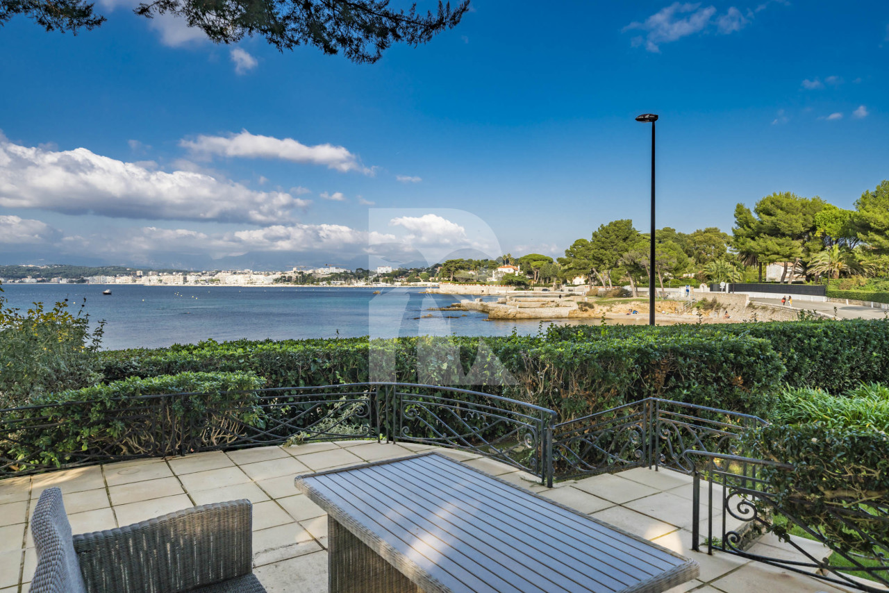 villa in Cap d'Antibes : Rent 10 bedroom sea front villa on the Cap d'Antibes with huge gardens, pool and tennis court just off the beach with sea views - Photo 3