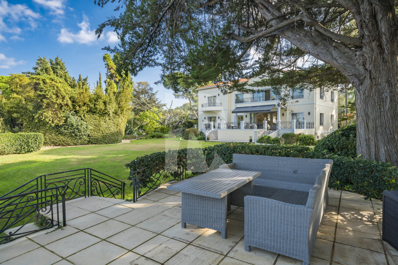 villa in Cap d'Antibes : Rent 10 bedroom sea front villa on the Cap d'Antibes with huge gardens, pool and tennis court just off the beach with sea views - Photo 2