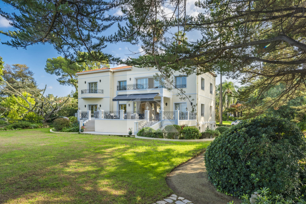 villa in Cap d'Antibes : Rent 10 bedroom sea front villa on the Cap d'Antibes with huge gardens, pool and tennis court just off the beach with sea views - Photo 4