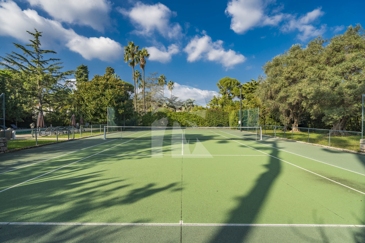 villa in Cap d'Antibes : Rent 10 bedroom sea front villa on the Cap d'Antibes with huge gardens, pool and tennis court just off the beach with sea views - Photo 12