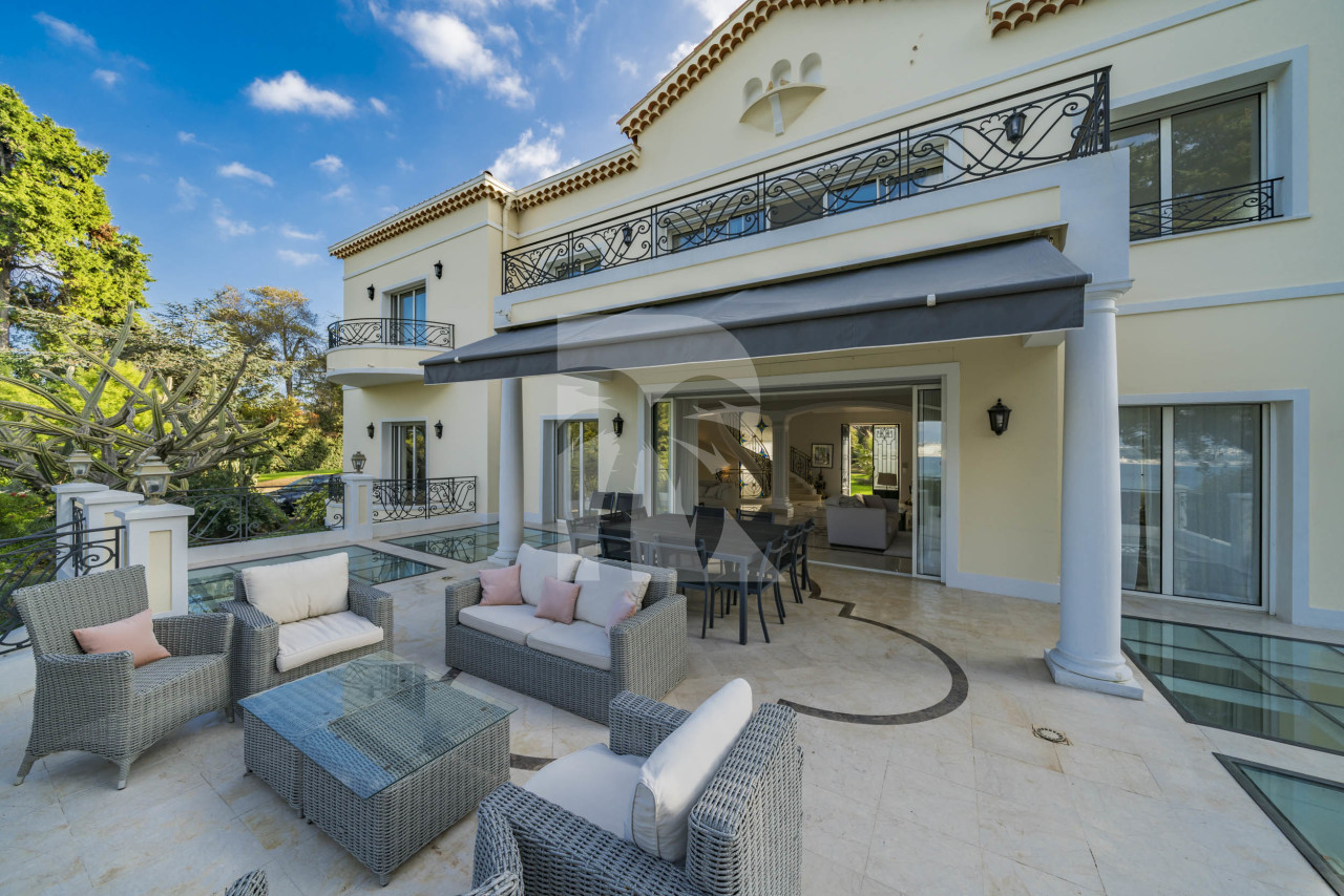 villa in Cap d'Antibes : Rent 10 bedroom sea front villa on the Cap d'Antibes with huge gardens, pool and tennis court just off the beach with sea views - Photo 8