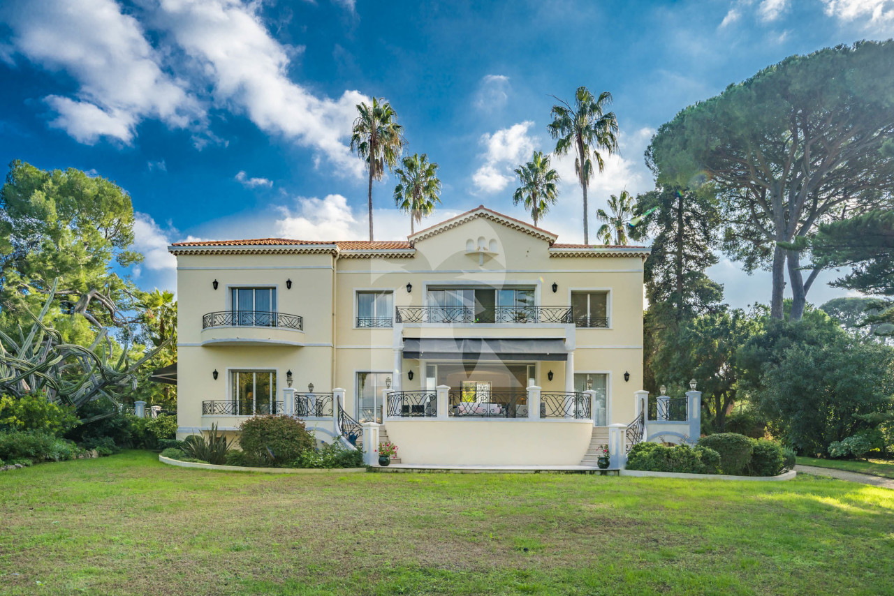 villa in Cap d'Antibes : Rent 10 bedroom sea front villa on the Cap d'Antibes with huge gardens, pool and tennis court just off the beach with sea views - Photo 1