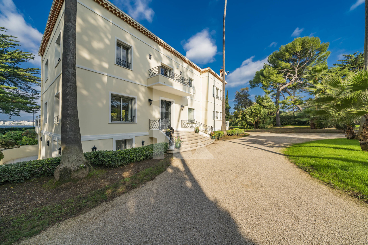 villa in Cap d'Antibes : Rent 10 bedroom sea front villa on the Cap d'Antibes with huge gardens, pool and tennis court just off the beach with sea views - Photo 9