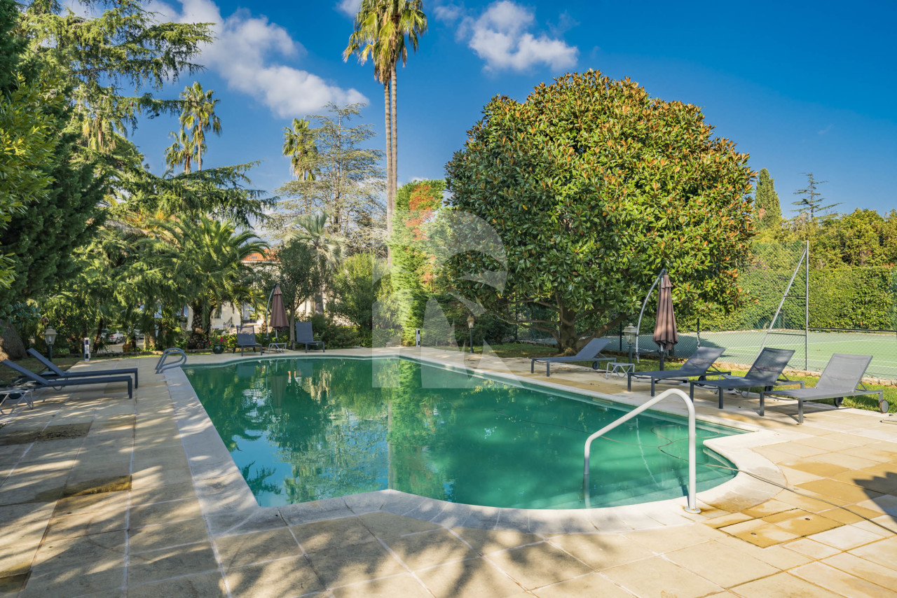 villa in Cap d'Antibes : Rent 10 bedroom sea front villa on the Cap d'Antibes with huge gardens, pool and tennis court just off the beach with sea views - Photo 10
