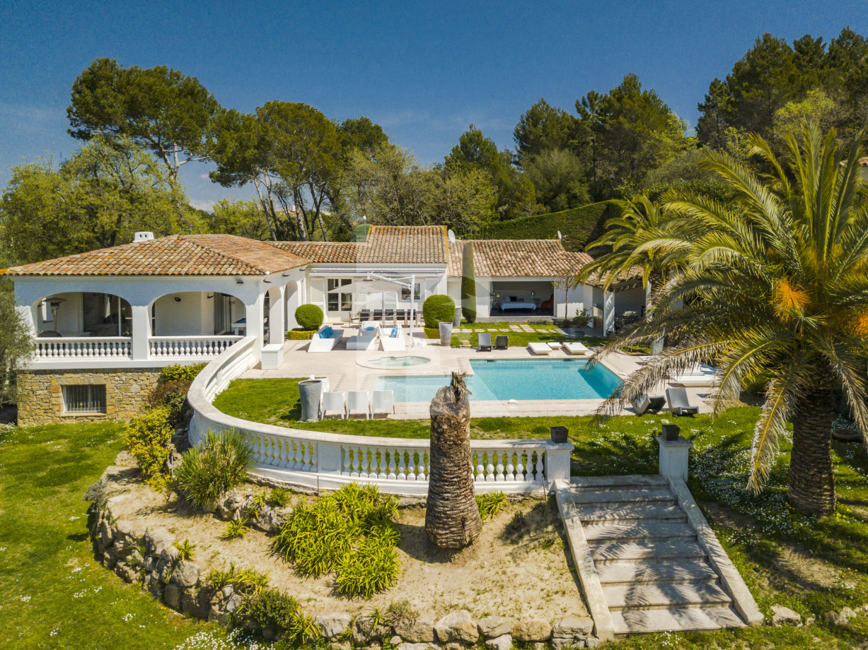 villa in Cannes : Rent 7 bedroom villa located in the hills of Cannes with quick and easy access to the beaches and the Croisette - Photo 11