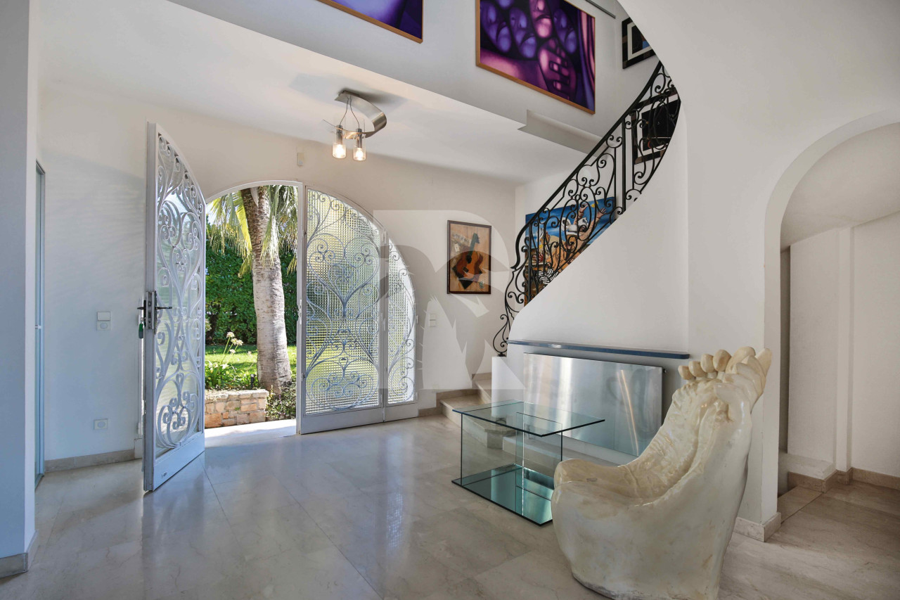 villa in Cap d'Antibes : Rent Gorgeous 4 bedroom villa in the heart of the gorgeous Cap d'Antibes close to the beaches and Cannes - Photo 3
