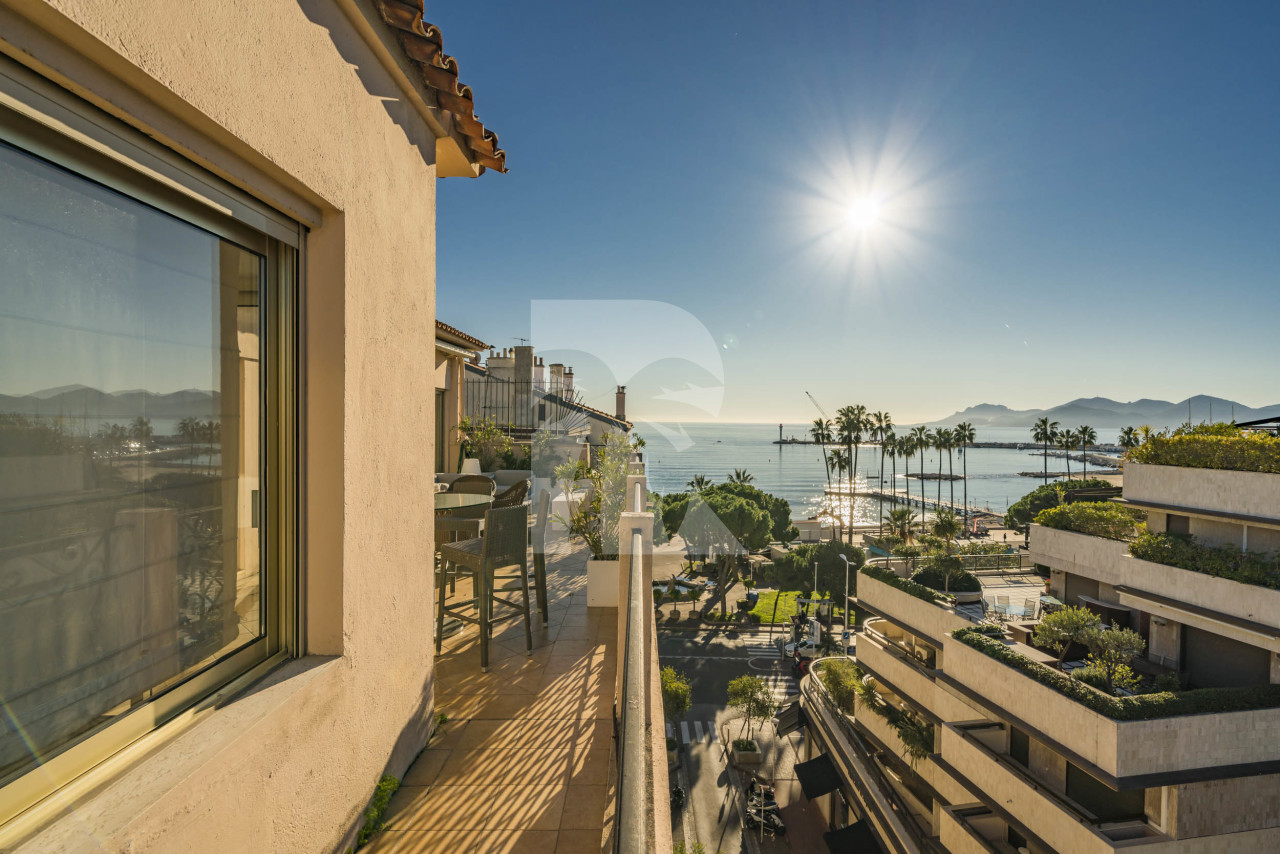 apartment in Cannes : Rent fantastic 2 bedroom apartment with terrace and sea view in Cannes, just off the Croisette - Photo 6