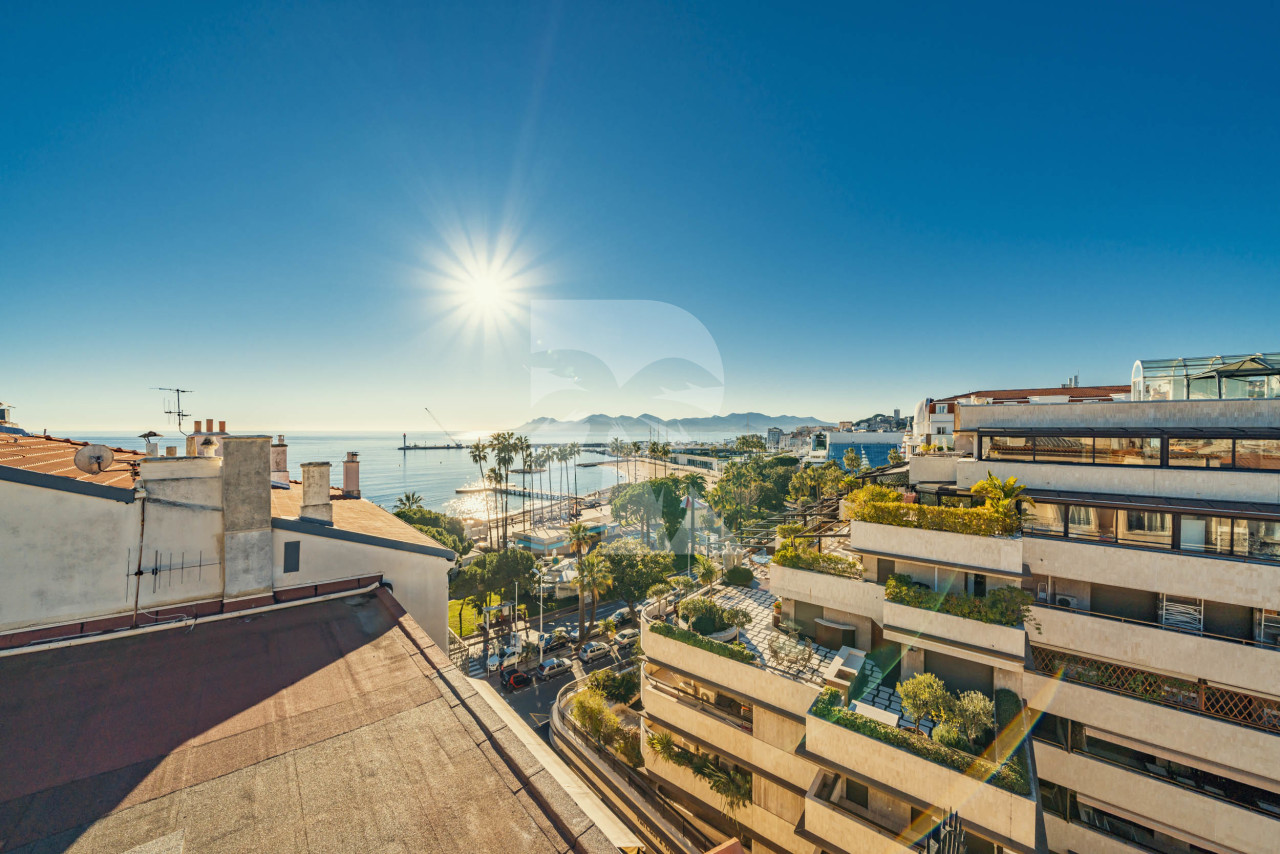 apartment in Cannes : Rent fantastic 2 bedroom apartment with terrace and sea view in Cannes, just off the Croisette - Photo 5
