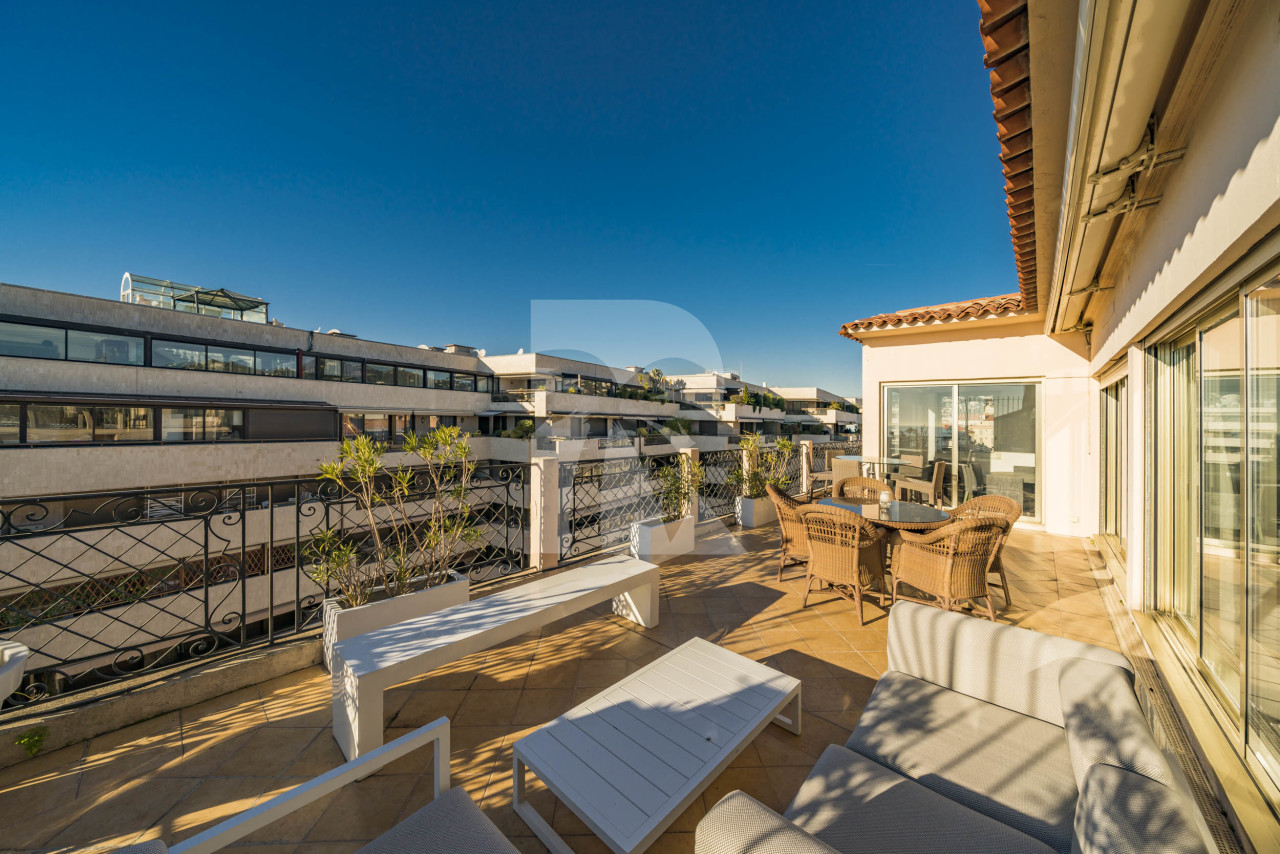 apartment in Cannes : Rent fantastic 2 bedroom apartment with terrace and sea view in Cannes, just off the Croisette - Photo 3
