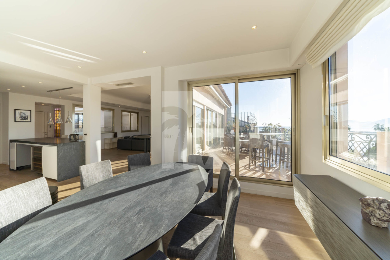 apartment in Cannes : Rent fantastic 2 bedroom apartment with terrace and sea view in Cannes, just off the Croisette - Photo 12