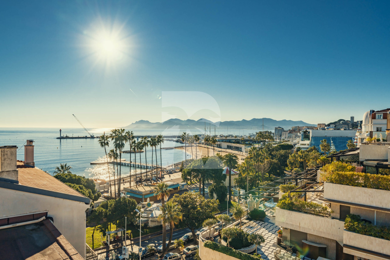 apartment in Cannes : Rent fantastic 2 bedroom apartment with terrace and sea view in Cannes, just off the Croisette - Photo 0
