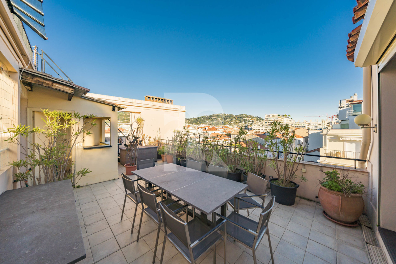 apartment in Cannes : Rent fantastic 2 bedroom apartment with terrace and sea view in Cannes, just off the Croisette - Photo 7