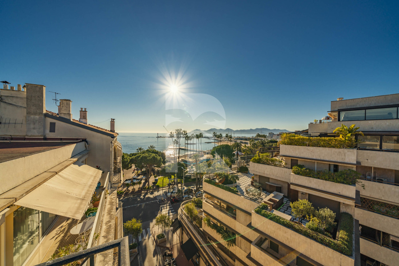 apartment in Cannes : Rent fantastic 2 bedroom apartment with terrace and sea view in Cannes, just off the Croisette - Photo 2