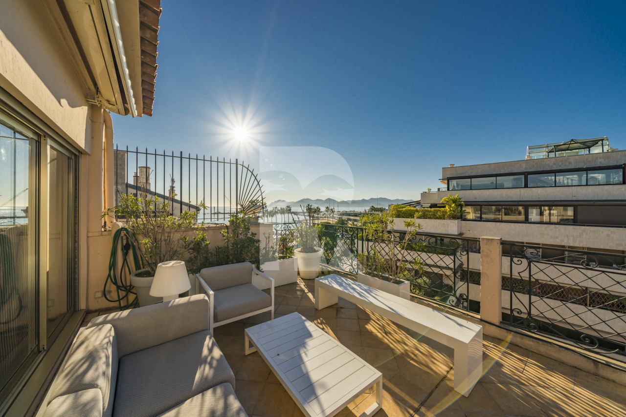 apartment in Cannes : Rent fantastic 2 bedroom apartment with terrace and sea view in Cannes, just off the Croisette - Photo 4