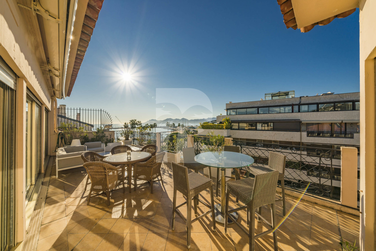 apartment in Cannes : Rent fantastic 2 bedroom apartment with terrace and sea view in Cannes, just off the Croisette - Photo 1