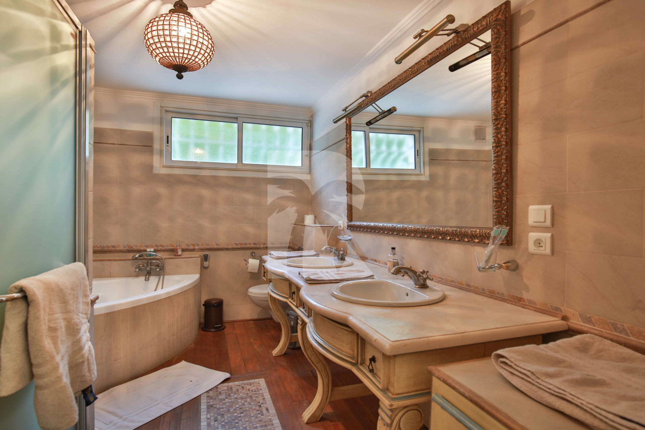 villa in Cap d'Antibes : Rent Gorgeous 4 bedroom villa in the heart of the gorgeous Cap d'Antibes close to the beaches and Cannes - Photo 8