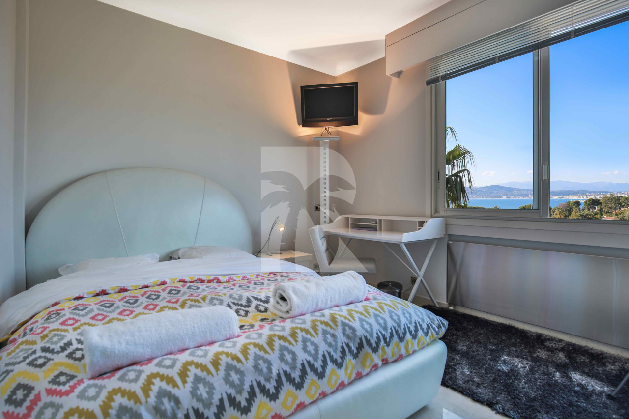 villa in Cap d'Antibes : Rent Gorgeous 4 bedroom villa in the heart of the gorgeous Cap d'Antibes close to the beaches and Cannes - Photo 12