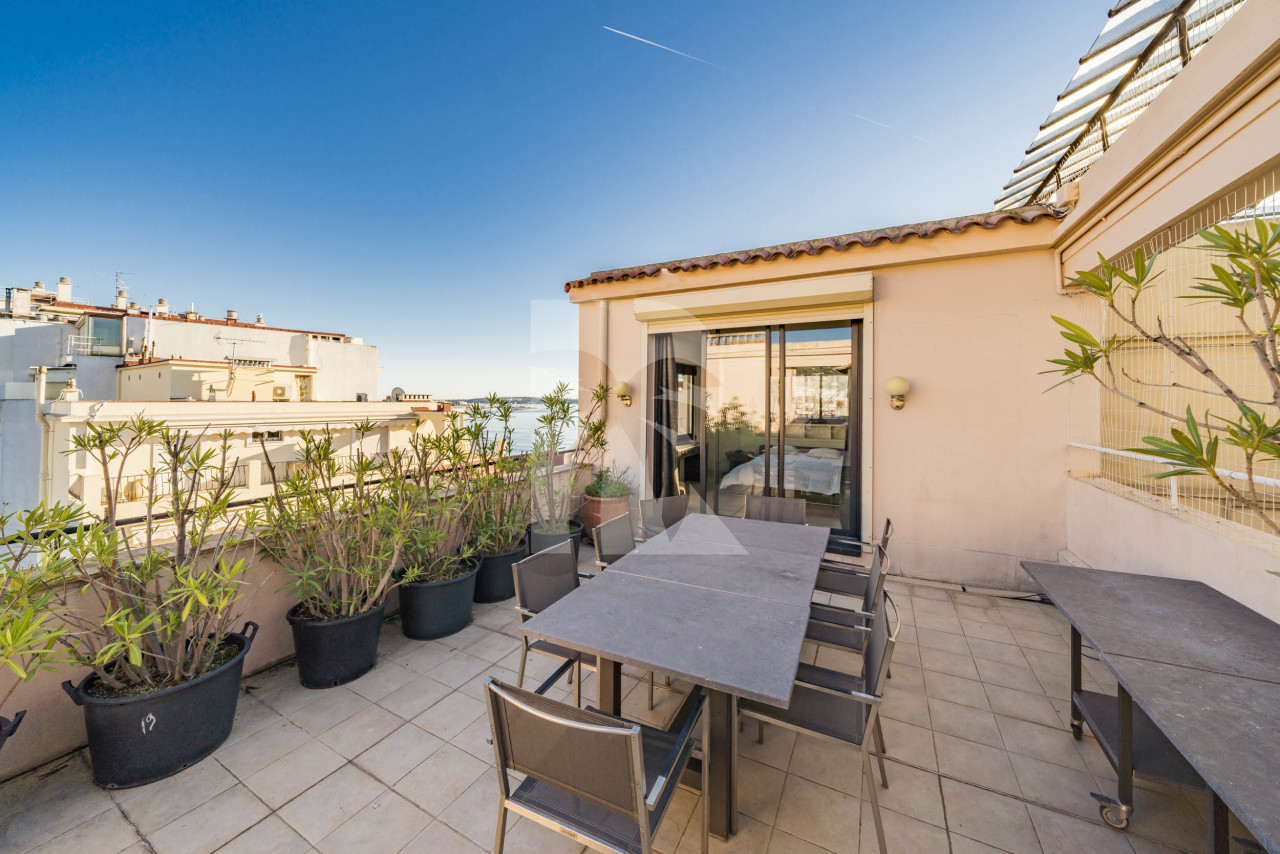 apartment in Cannes : Rent fantastic 2 bedroom apartment with terrace and sea view in Cannes, just off the Croisette - Photo 8