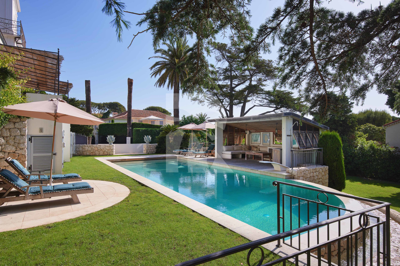 villa in Cap d'Antibes : Rent superb 5 bedroom villa close to the famous Plage de la Garoupe in Cap d'Antibes - Photo 1