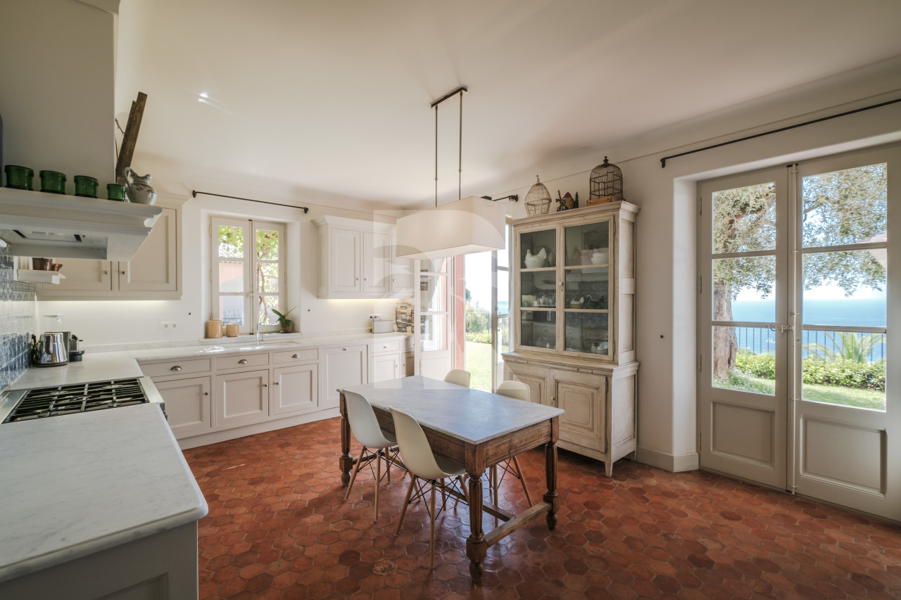 villa in Cannes : Beautiful Provencal bastide boasting fantastic panoramic sea views - Photo 8