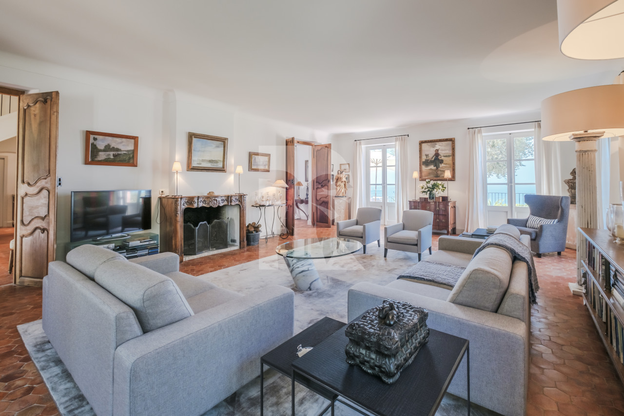 villa in Cannes : Beautiful Provencal bastide boasting fantastic panoramic sea views - Photo 3