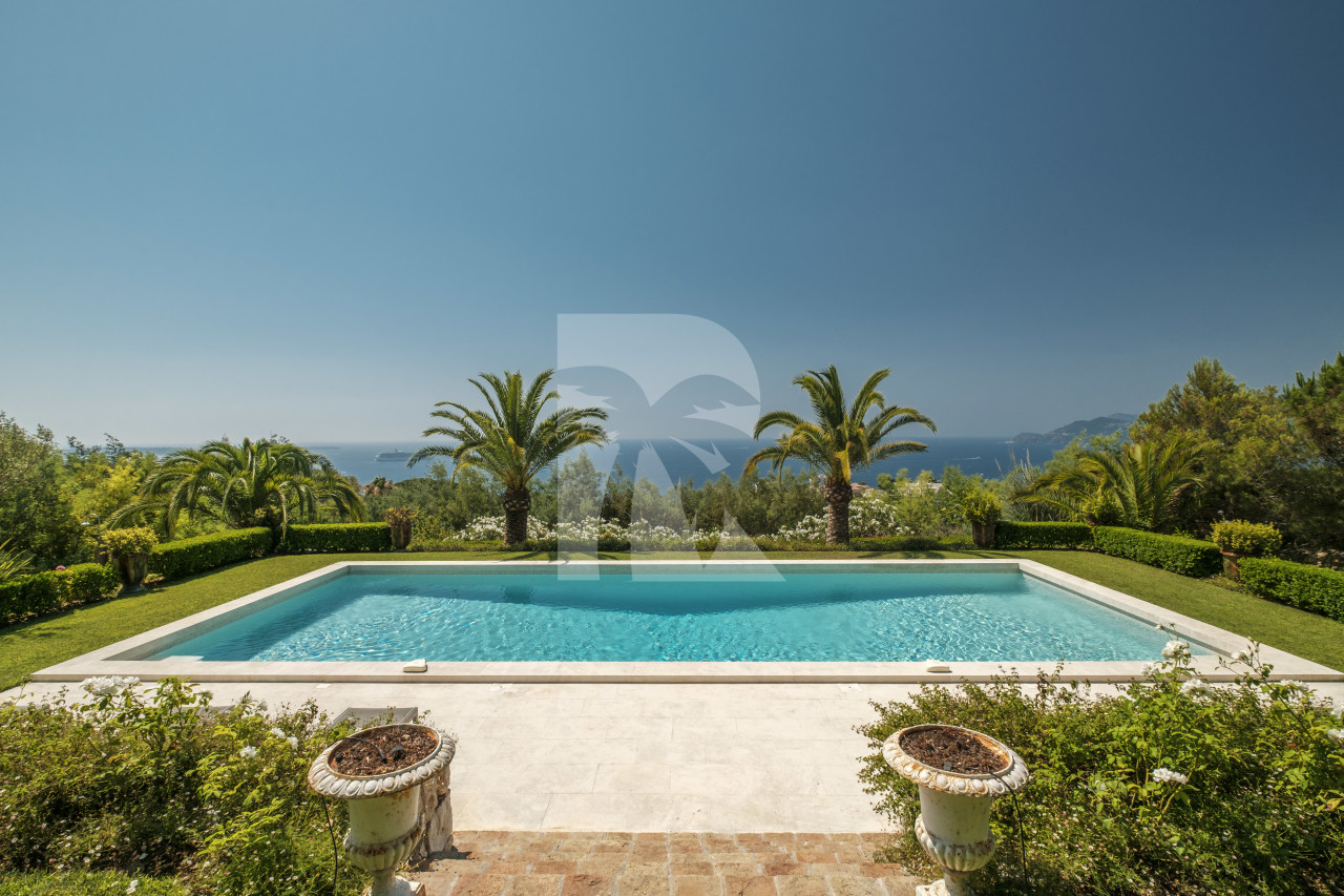 villa in Cannes : Beautiful Provencal bastide boasting fantastic panoramic sea views - Photo 1