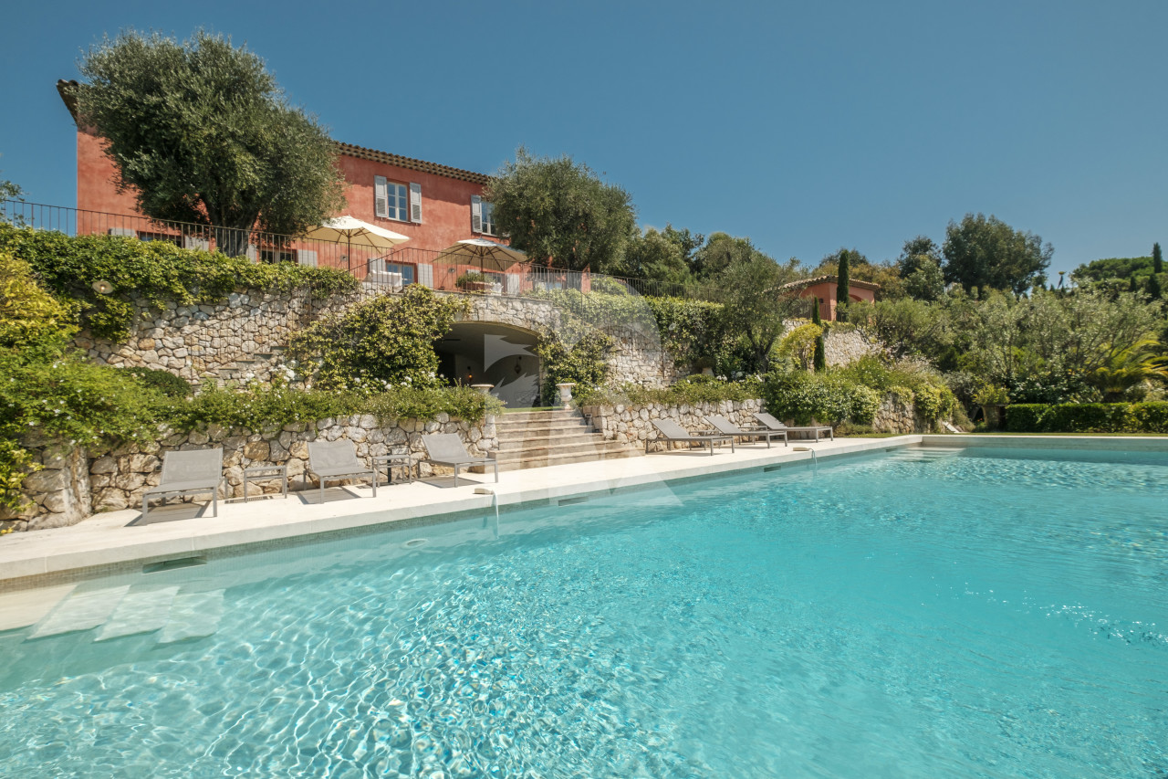 villa in Cannes : Beautiful Provencal bastide boasting fantastic panoramic sea views - Photo 2