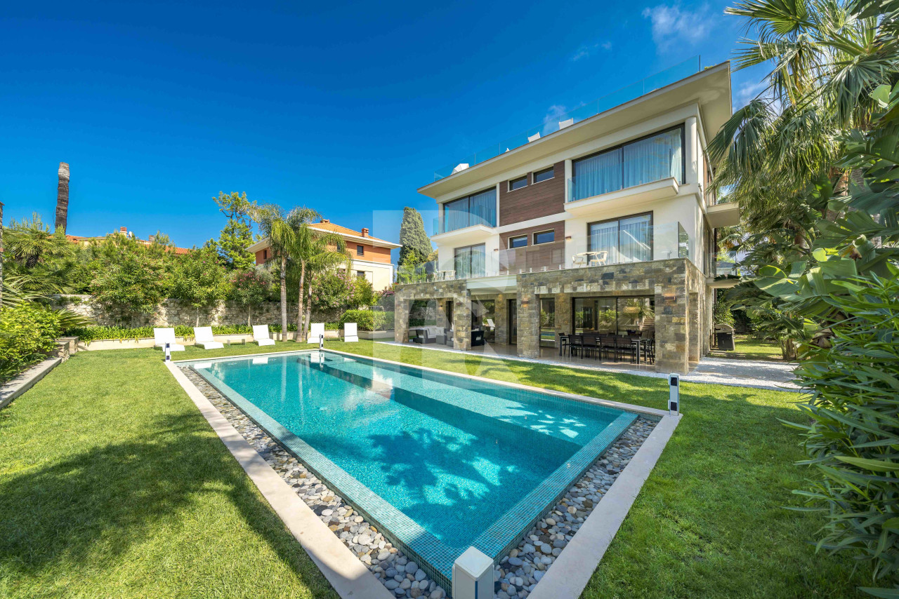 villa in Saint-Jean-Cap-Ferrat : Rent amazing private domaine comprised of three villas with swimming pool in Saint Jean Cap Ferrat - Photo 0