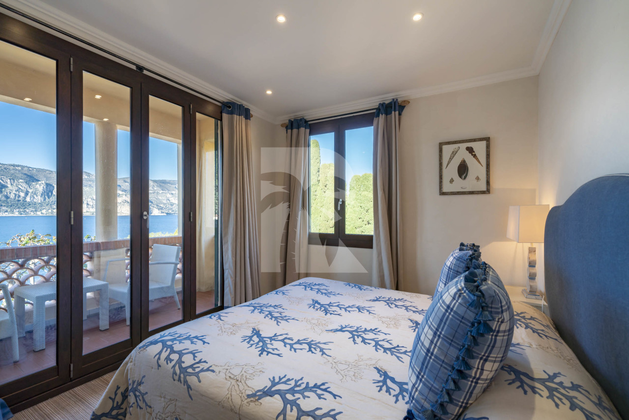 villa in Saint-Jean-Cap-Ferrat : Rent fantastic 6 bedroom waterfront villa  in Saint Jean Cap Ferrat - Photo 12