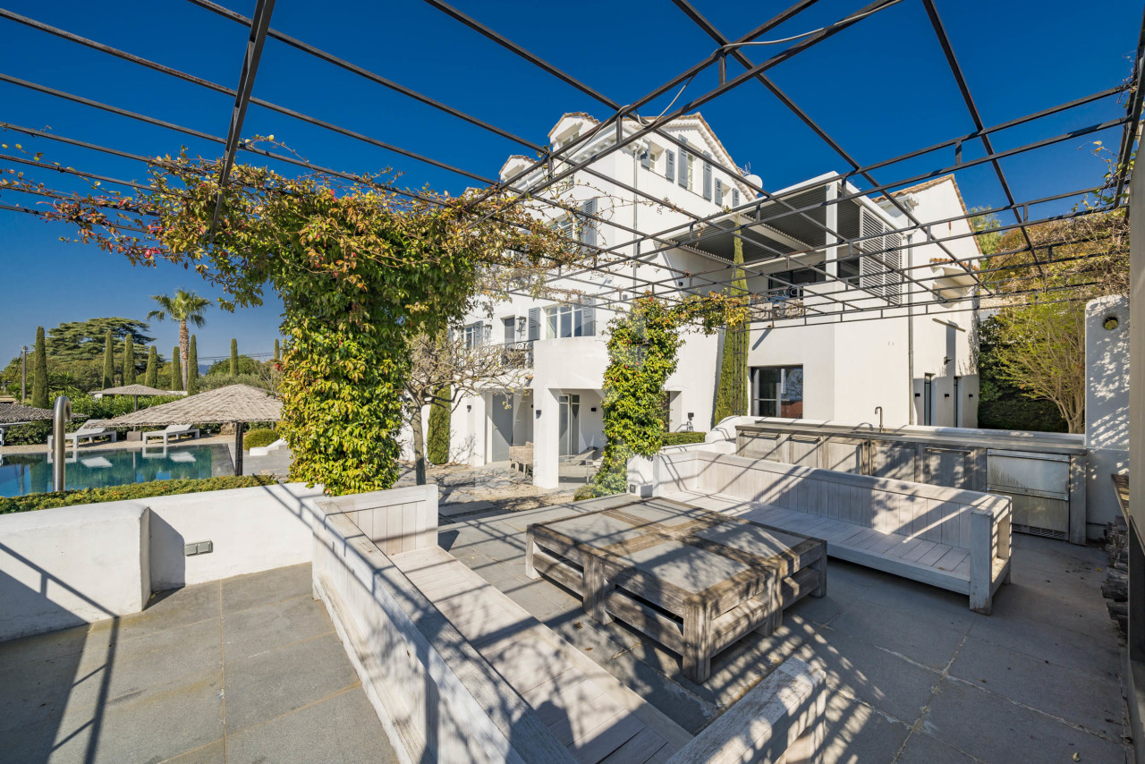 villa in Cannes : Rent Estee Lauders former villa, 6 bedrooms located in the centre of Cannes only a short walk to the beach - Photo 8