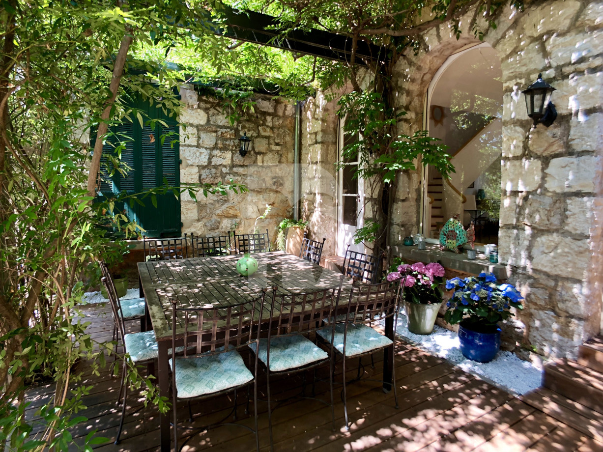 villa in Cap d'Antibes : Rent gorgeous villa on the Cap d'Antibes, close to the beaches with 6 bedrooms, wonderful gardens and swimming pool - Photo 1