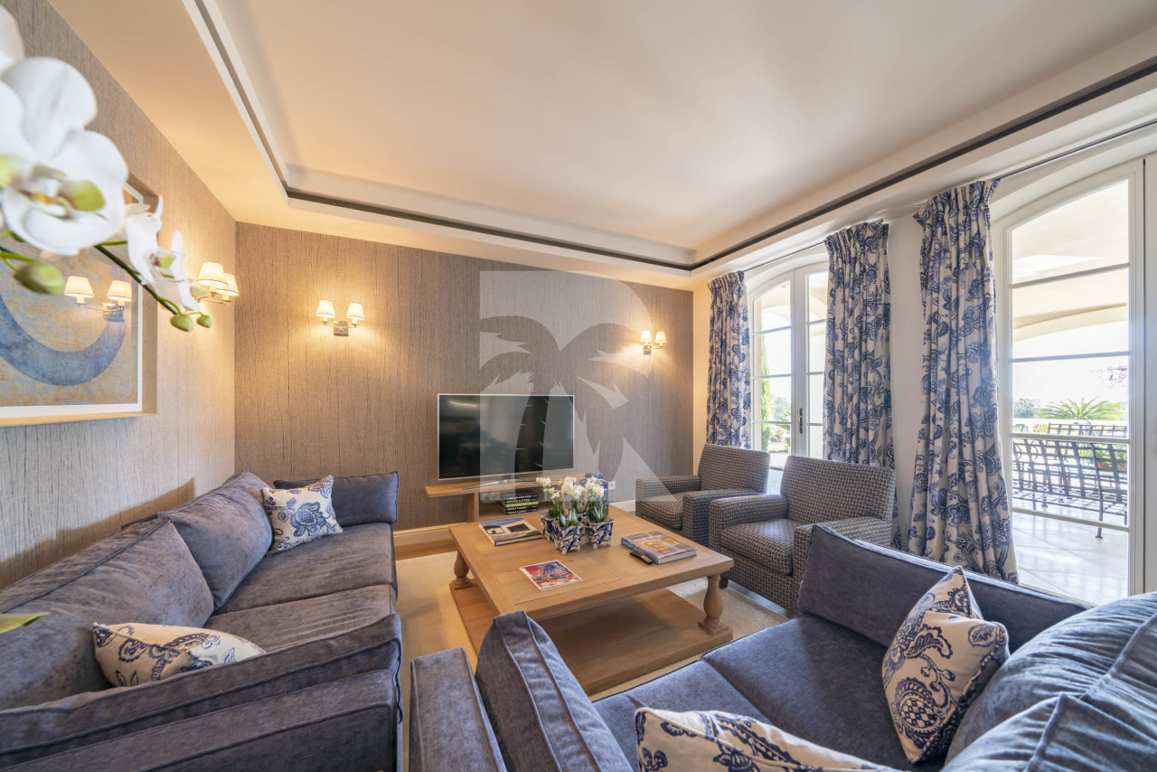 villa in La Colle-sur-Loup : Rent Incredible 7 bedroom domaine in Saint-Paul-de-Vence with 3.8 hectares of land with pool, tennis court and sea views - Photo 8
