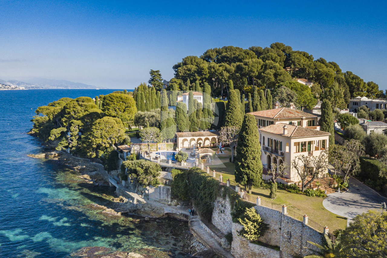 villa in Saint-Jean-Cap-Ferrat : Rent fantastic 6 bedroom waterfront villa  in Saint Jean Cap Ferrat - Photo 1