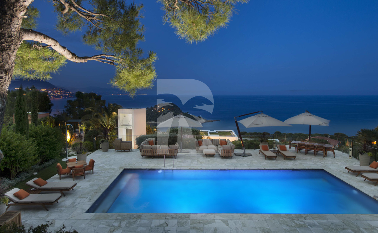 villa in Saint-Jean-Cap-Ferrat : Rent fantastic modern villa with sea view on the exclusive  Cap Ferrat - Photo 2
