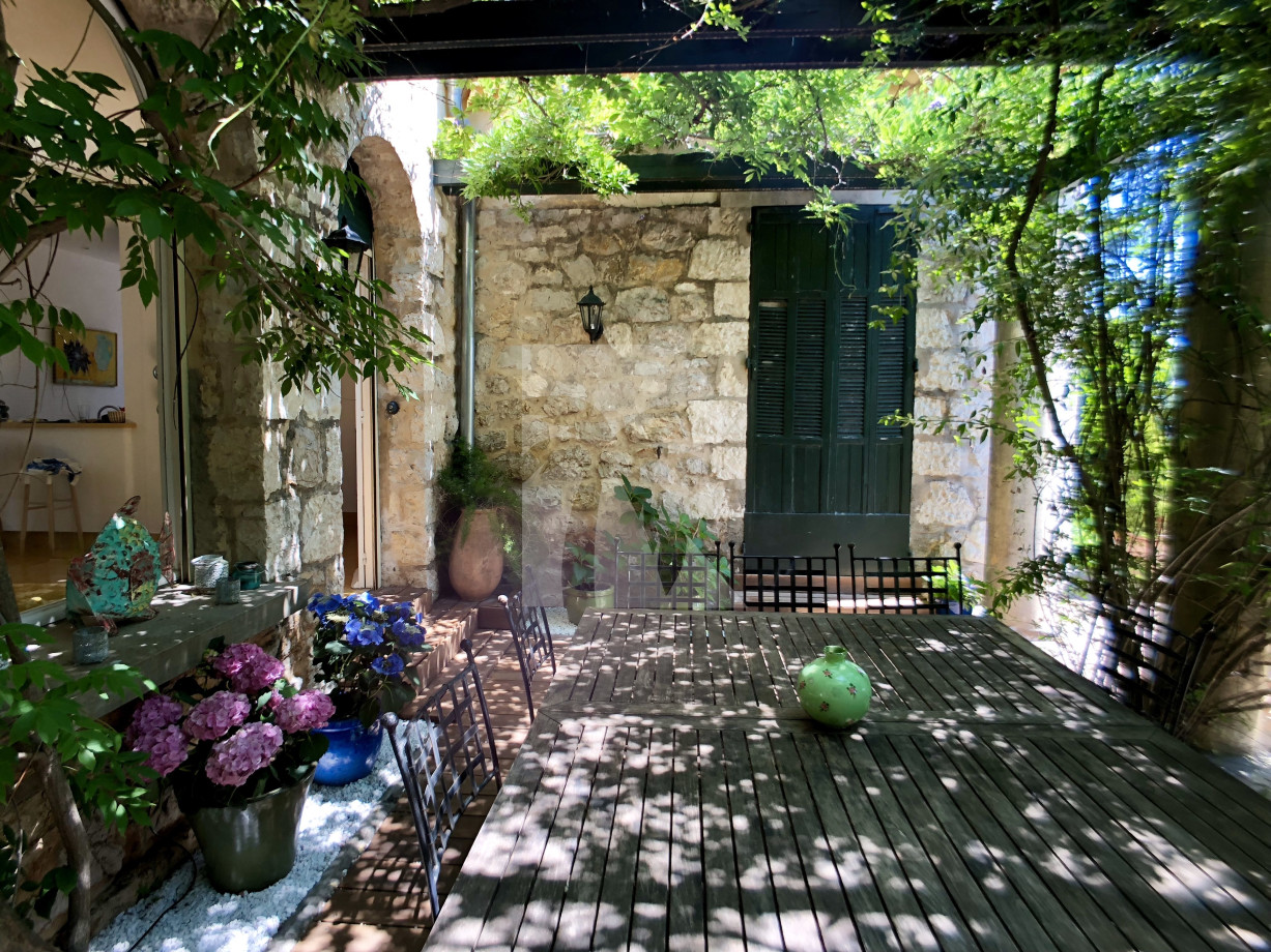 villa in Cap d'Antibes : Rent gorgeous villa on the Cap d'Antibes, close to the beaches with 6 bedrooms, wonderful gardens and swimming pool - Photo 2