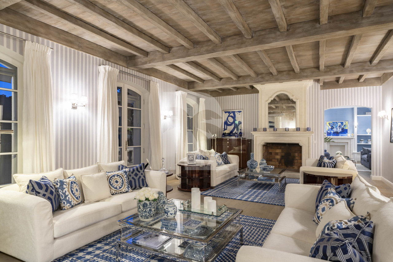 villa in La Colle-sur-Loup : Rent Incredible 7 bedroom domaine in Saint-Paul-de-Vence with 3.8 hectares of land with pool, tennis court and sea views - Photo 3