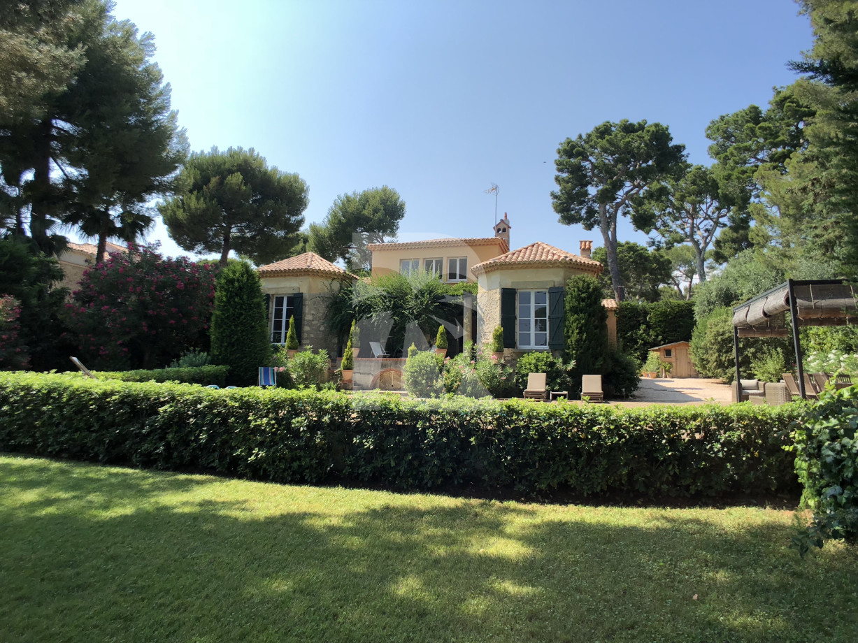 villa in Cap d'Antibes : Rent gorgeous villa on the Cap d'Antibes, close to the beaches with 6 bedrooms, wonderful gardens and swimming pool - Photo 5