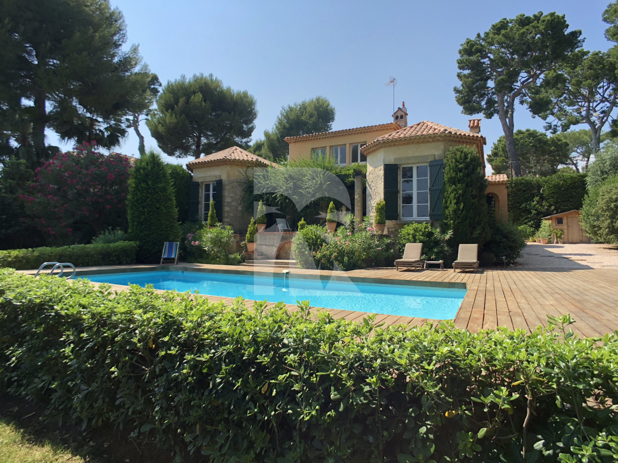 villa in Cap d'Antibes : Rent gorgeous villa on the Cap d'Antibes, close to the beaches with 6 bedrooms, wonderful gardens and swimming pool - Photo 0