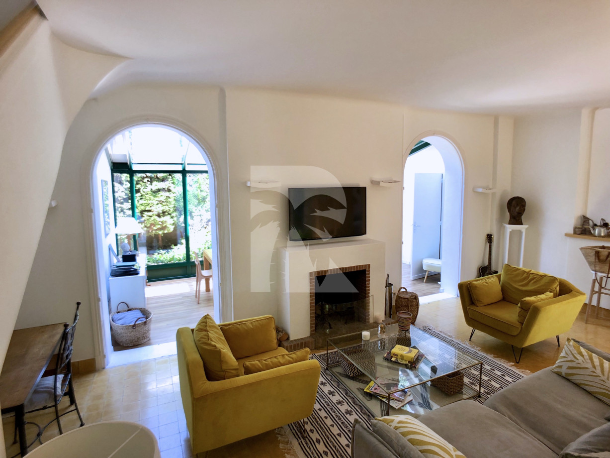 villa in Cap d'Antibes : Rent gorgeous villa on the Cap d'Antibes, close to the beaches with 6 bedrooms, wonderful gardens and swimming pool - Photo 11