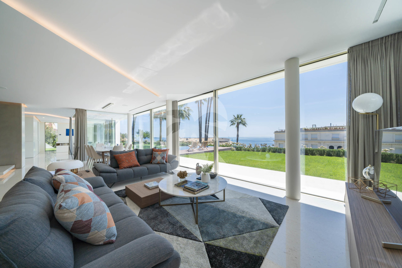 villa in Cannes : Rent superb modern villa with swimming pool, cinema room, gym, hammam and sea view in Cannes - Photo 7