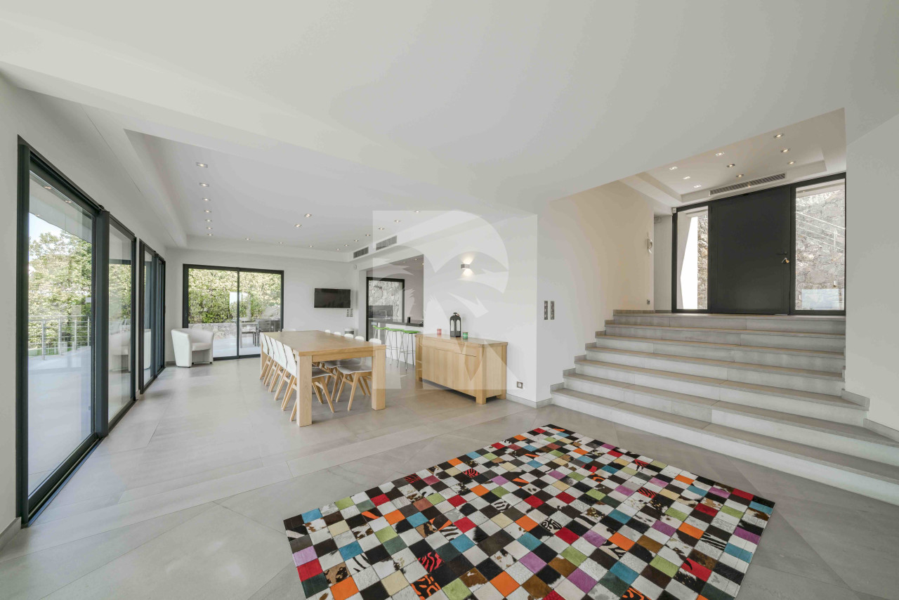villa in Cannes : Rent Gorgeous 4 bedroom, modern villa in the hills of Cannes with wonderful sea views, stunning interiors and easy access into Cannes - Photo 5