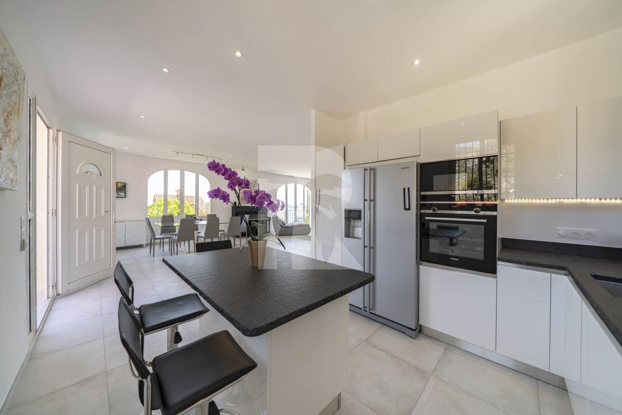 villa in Èze : Rent beautiful 4 bedroom 4 bathroom villa located in Eze, only a short walk from the beach - Photo 6
