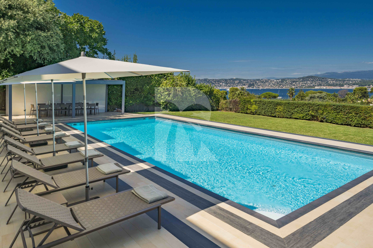 villa in Cap d'Antibes : Rent 7 bedroom villa in the heart of Cap d'Antibes with sea views, close to the with easy access into Cannes - Photo 2