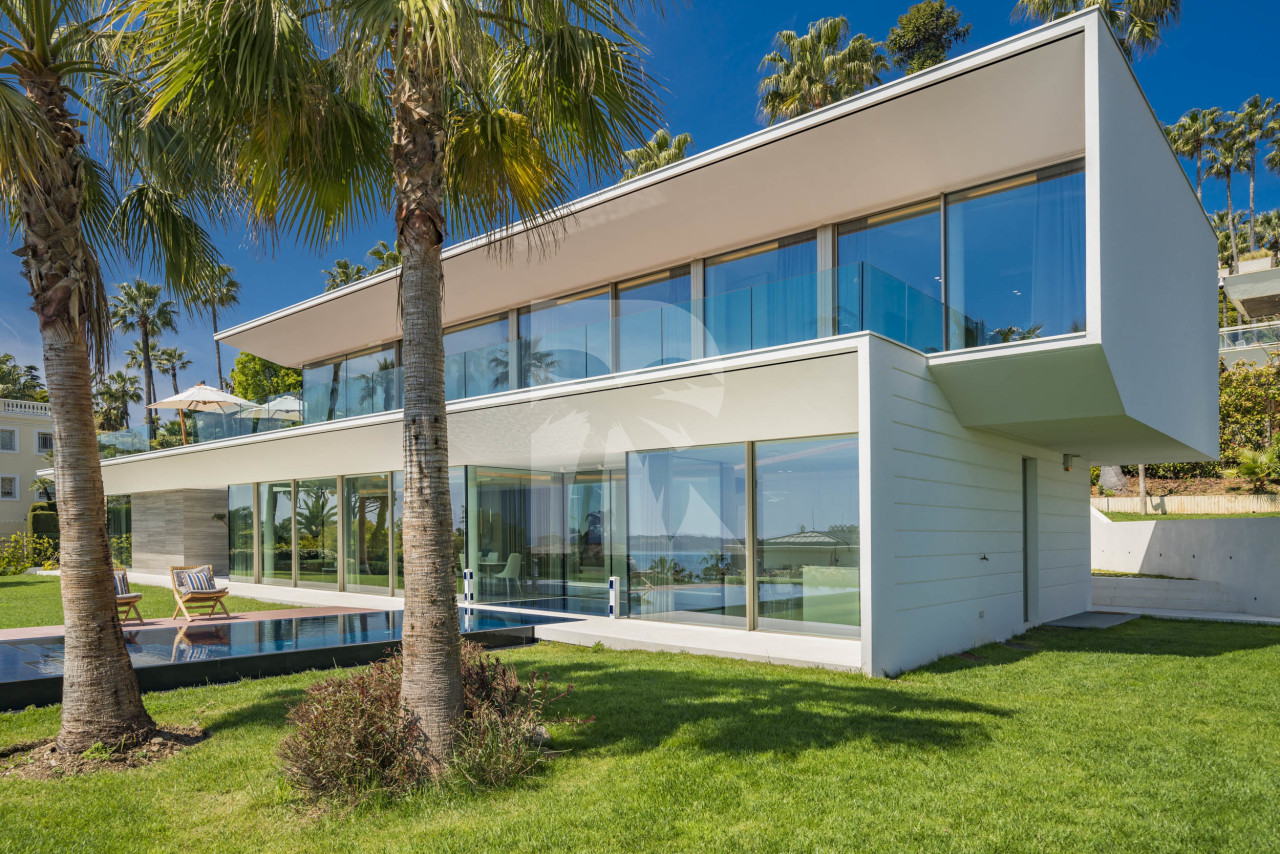 villa in Cannes : Rent superb modern villa with swimming pool, cinema room, gym, hammam and sea view in Cannes - Photo 0