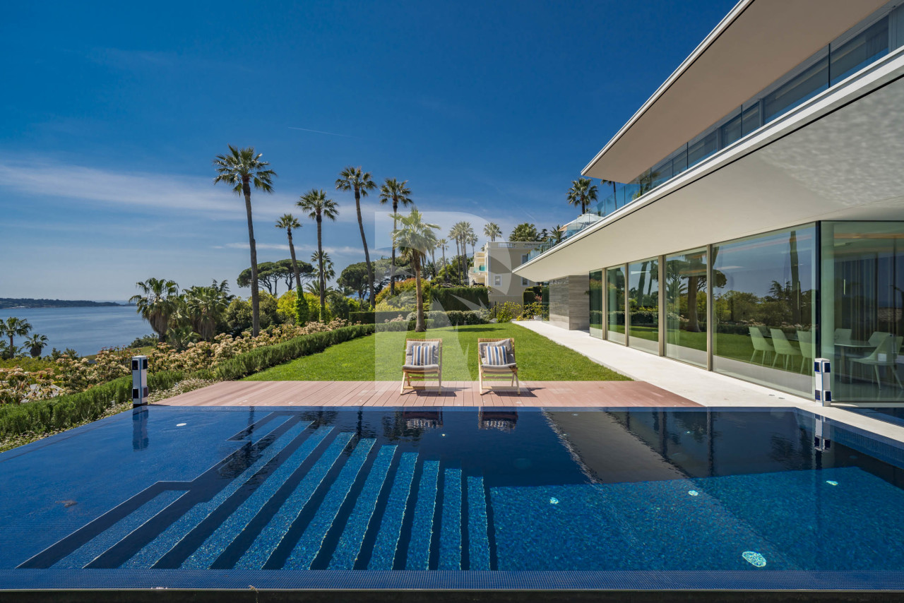 villa in Cannes : Rent superb modern villa with swimming pool, cinema room, gym, hammam and sea view in Cannes - Photo 1
