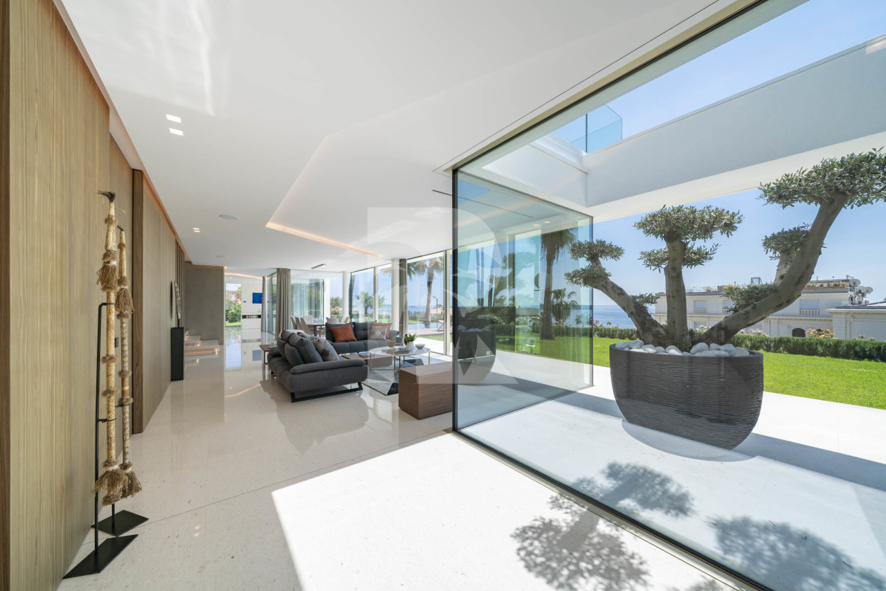 villa in Cannes : Rent superb modern villa with swimming pool, cinema room, gym, hammam and sea view in Cannes - Photo 10