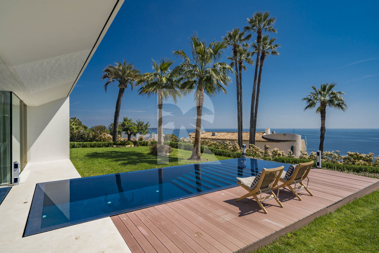 villa in Cannes : Rent superb modern villa with swimming pool, cinema room, gym, hammam and sea view in Cannes - Photo 2