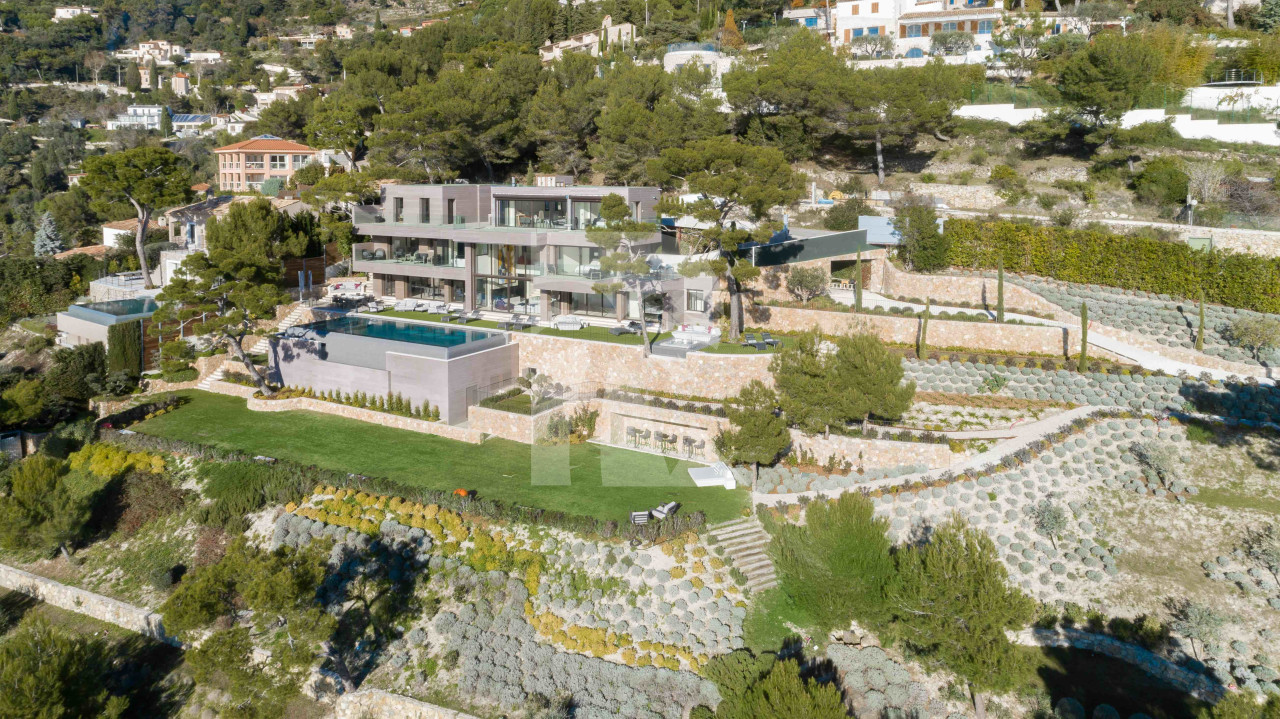 villa in Èze : Rent stunning newly built villa in Eze which offers an exceptional Seaview of the French Riviera - Photo 5